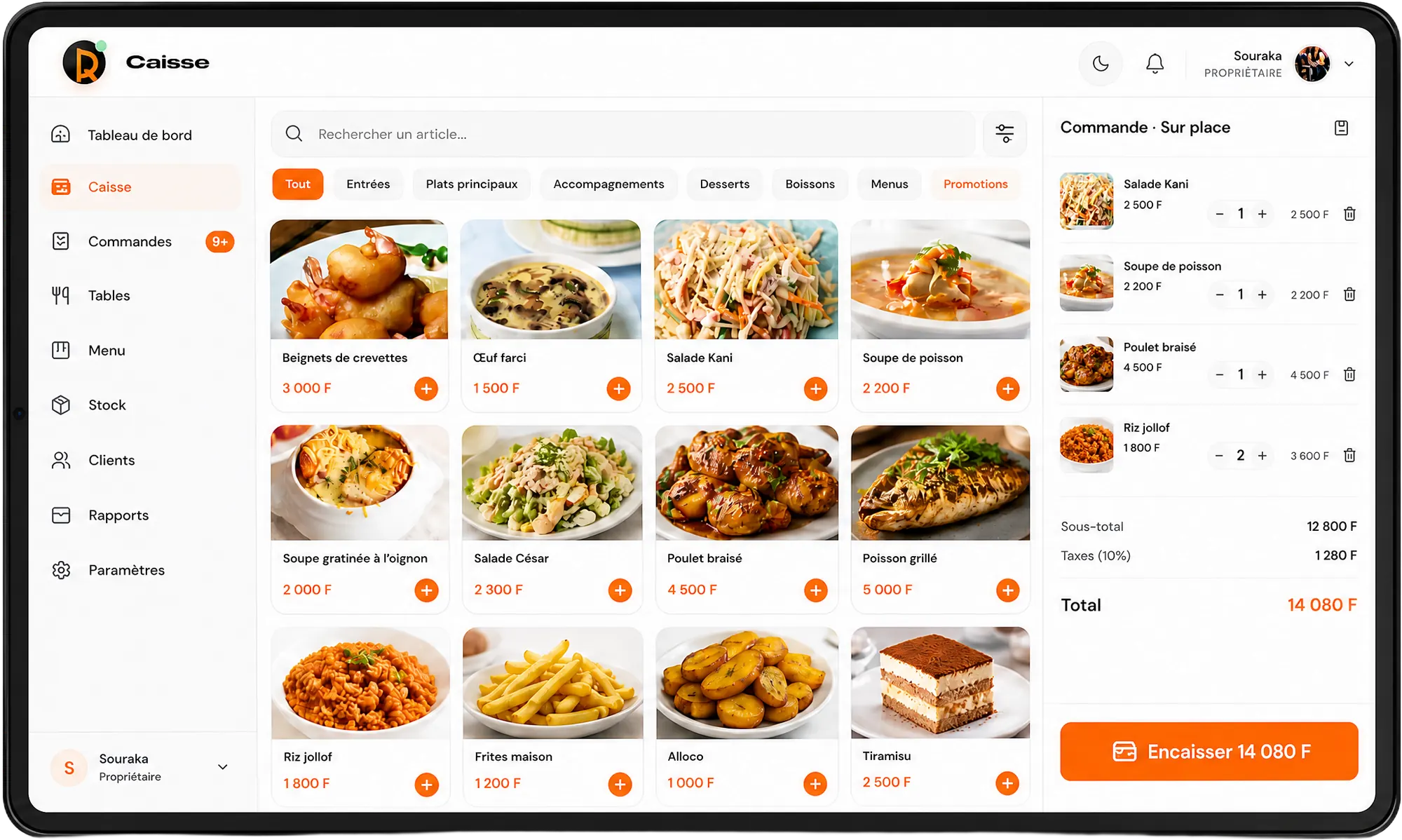 L’écran Caisse de RESTAFY sur tablette : la grille des plats en photo avec leurs prix en francs CFA — Beignets de crevettes, Salade Kani, Poulet braisé, Riz jollof, Alloco — et, à droite, la commande sur place détaillée avec son total et le bouton d’encaissement.