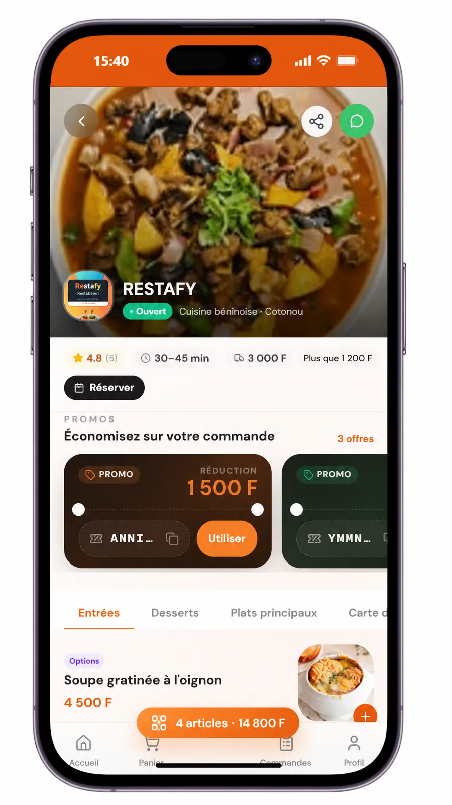 La carte RESTAFY ouverte sur le téléphone d’un client, avec les photos des plats et le panier en cours.